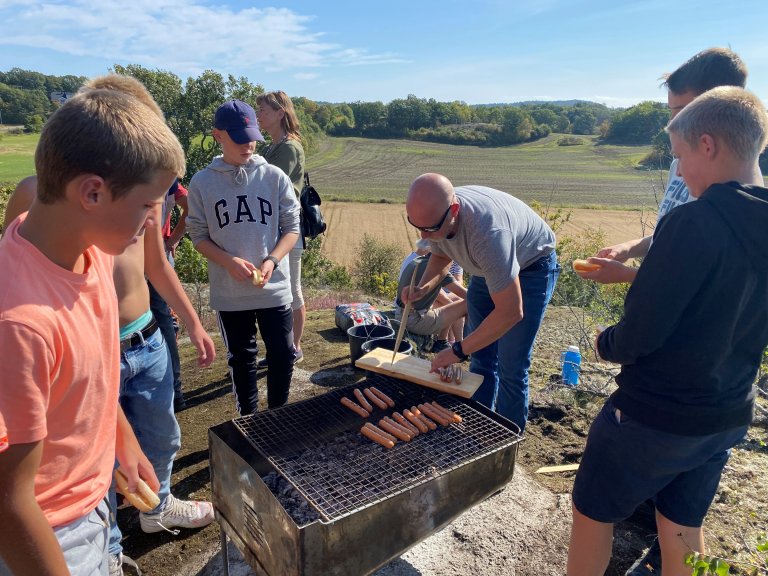 Det blir grilling, gratis pølser, brus og kaker.