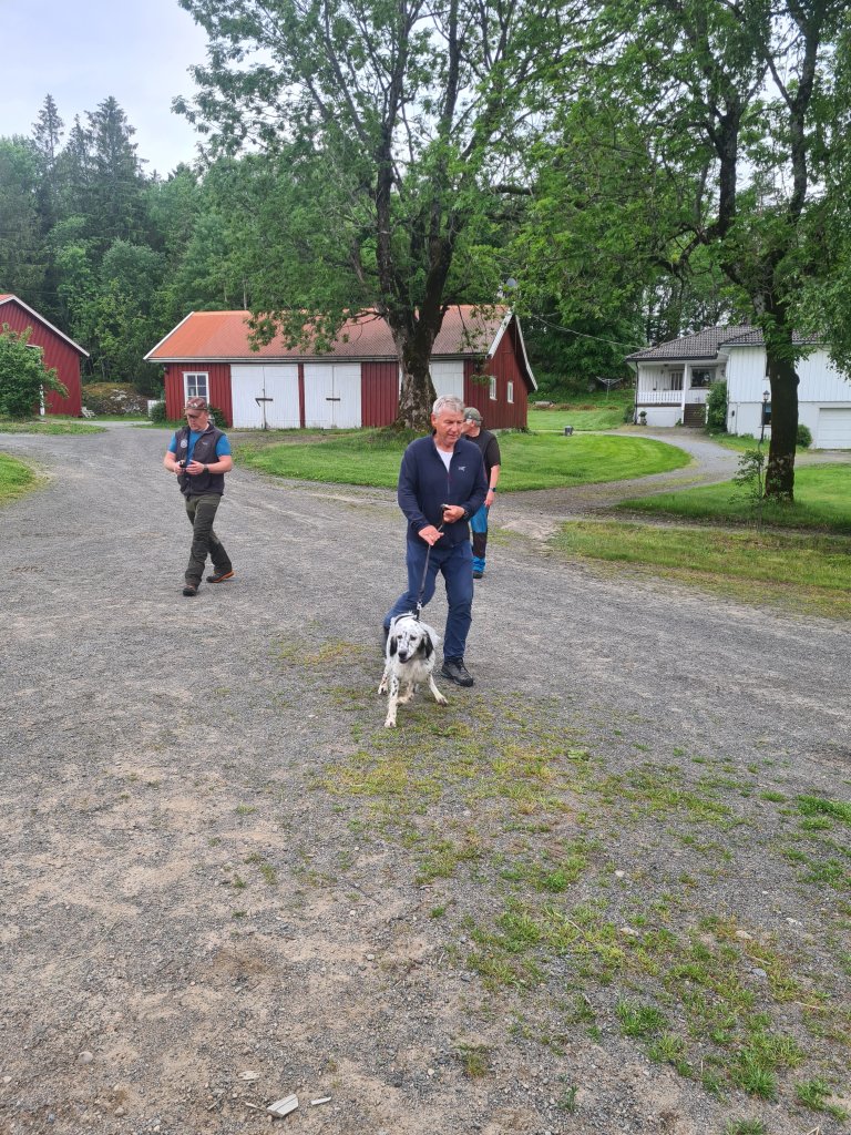 Tidligere formann i hundegruppa, Erik Hovland, med sitt nye håp