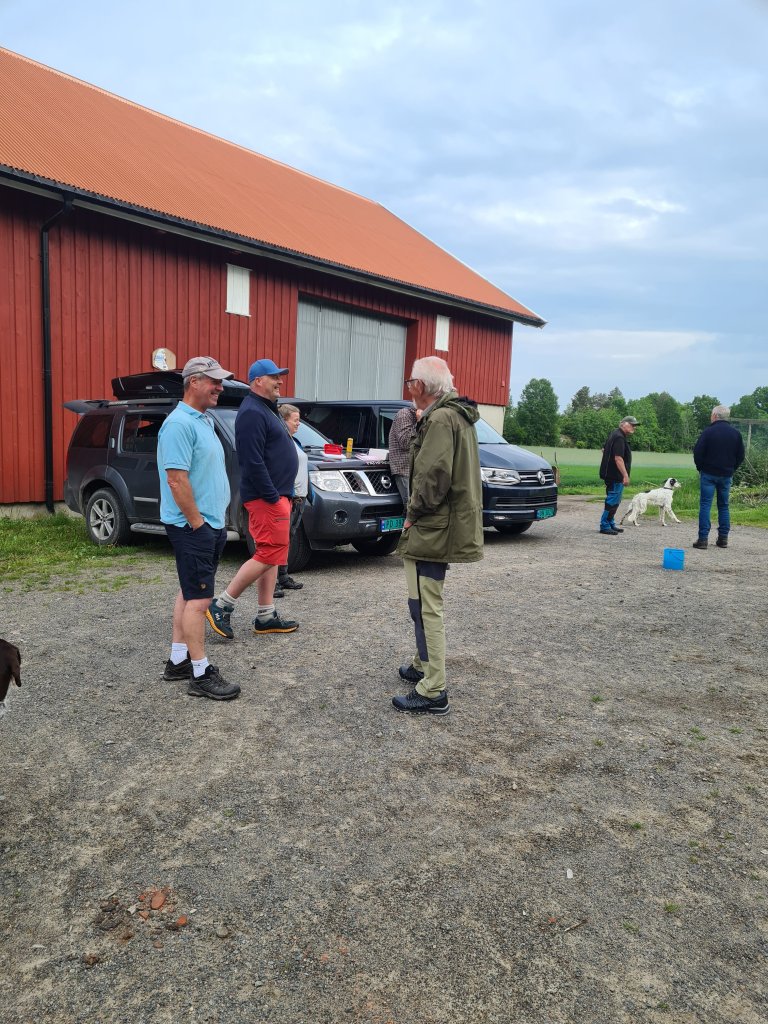 Praten gikk livlig på tunet mens man ventet på tur