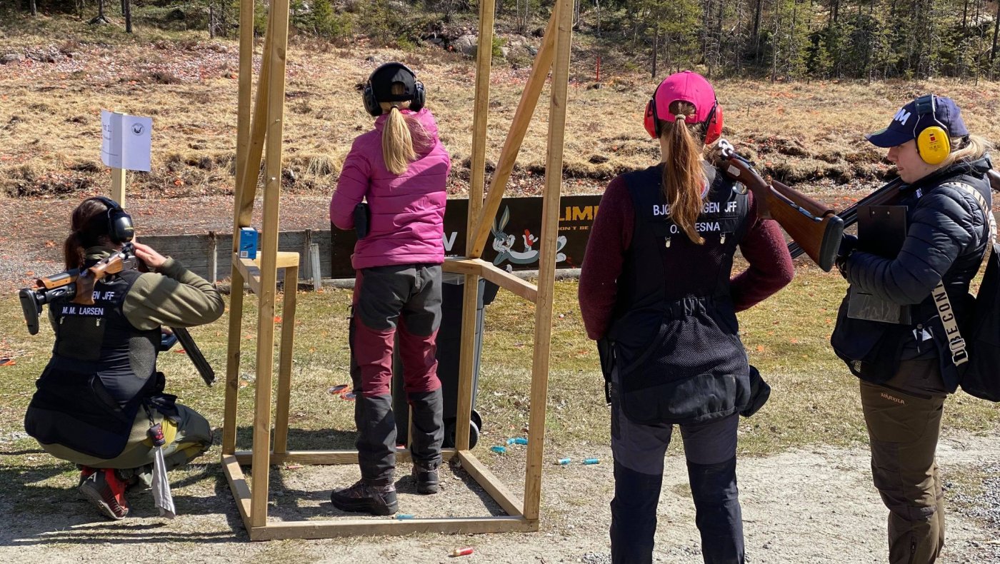 Jaktskytterskolen Nomader deltar på 100 duers Leirduesti lørdag 7 juni 2025 Beretta Norgescup i Løiten JFF