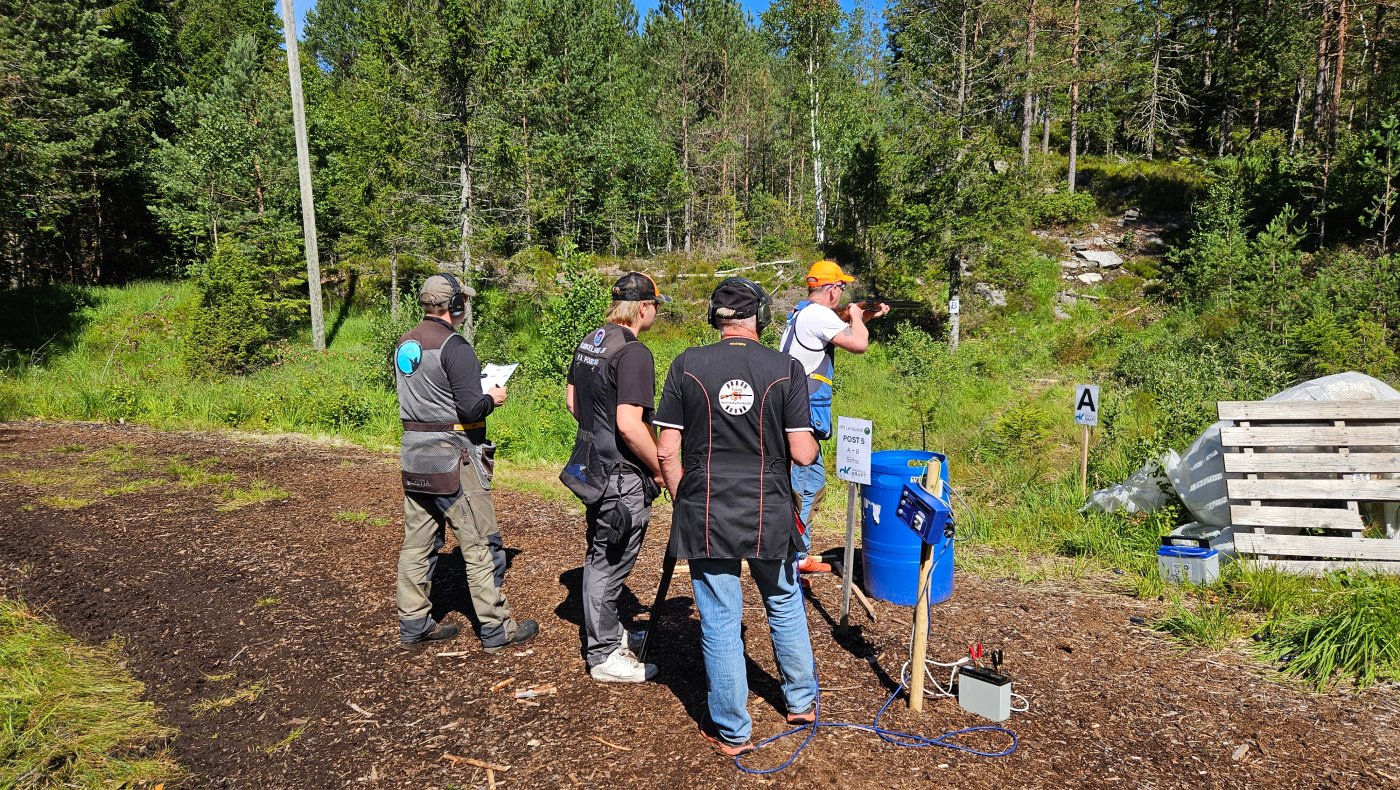 Jaktskytterskolen Nomader trener på haglebane 1 torsdag 19 juni 2025