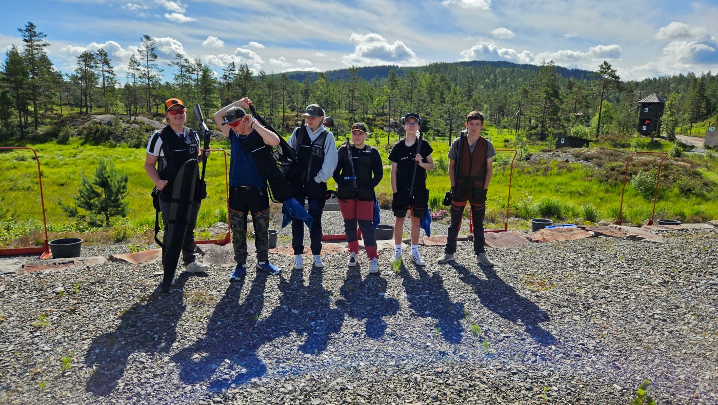 Jaktskytterskolen Nomader trener på haglebane 1 torsdag 22 mai 2025