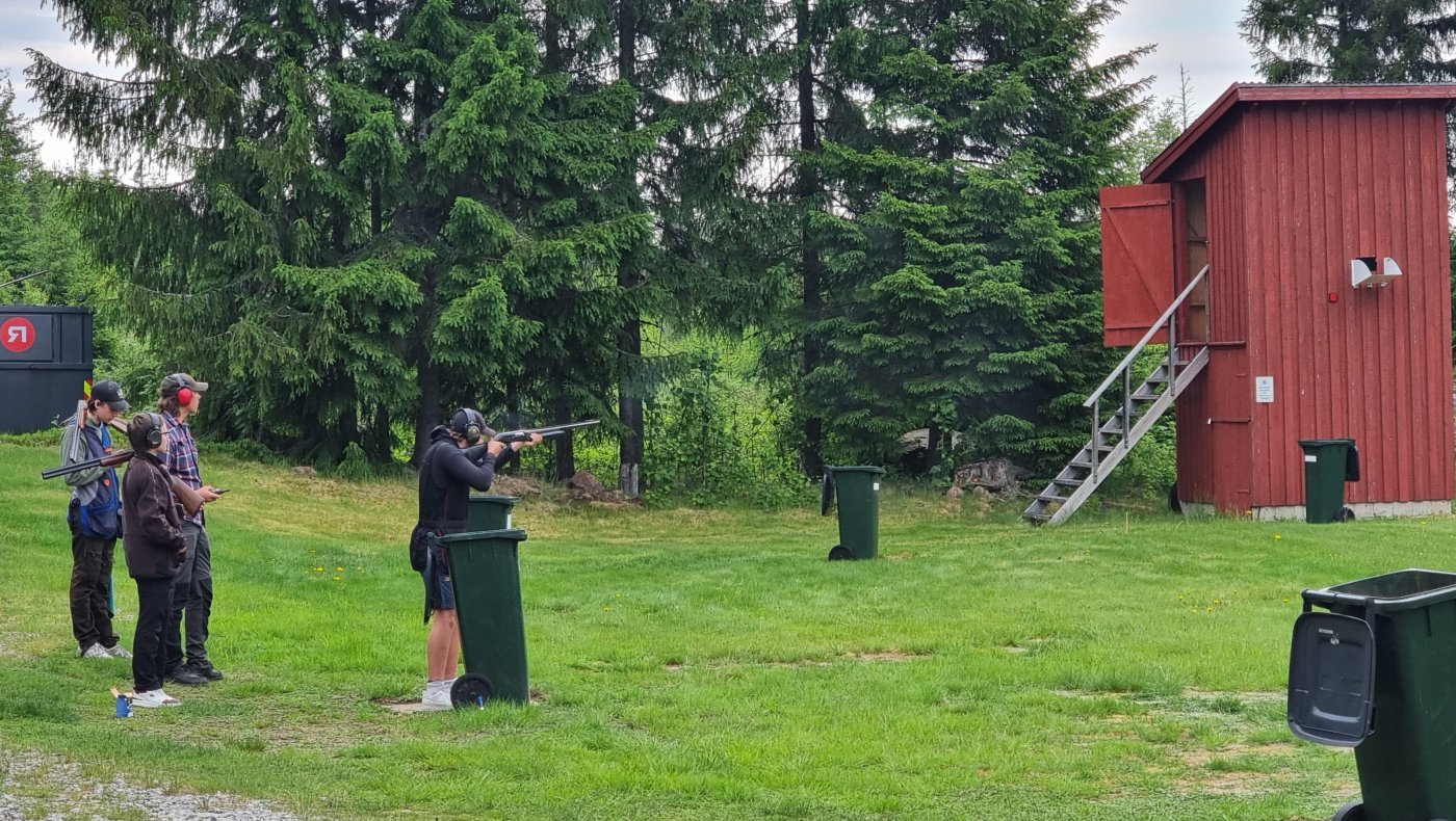 Åpen dag på leirduebanen. Rekrutter, Kvinner, Ungdom og Barn. 27 Mai