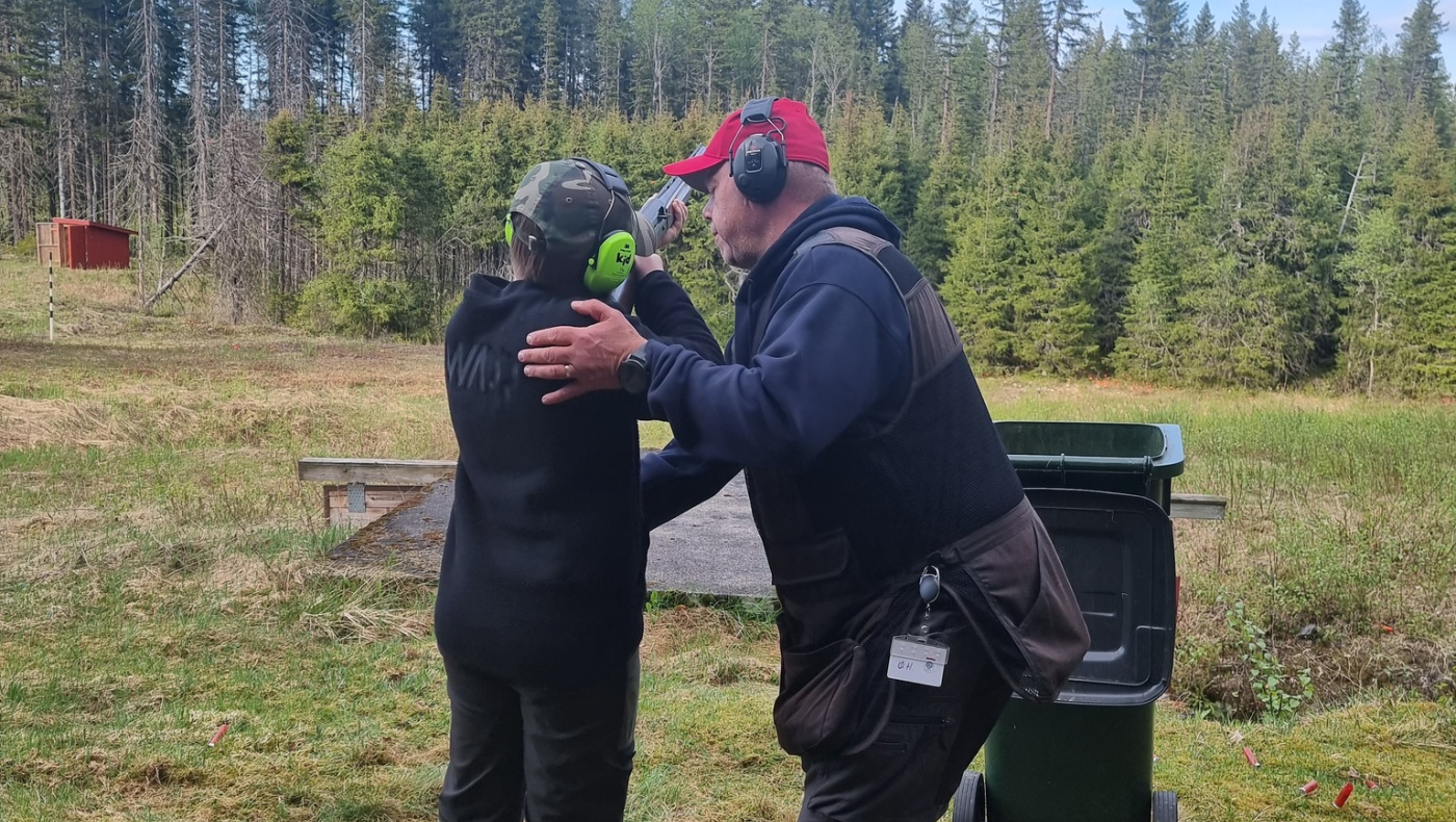 Åpen dag på leirduebanen. Rekrutter, Kvinner, Ungdom og Barn. 9 Sept