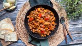 Kjøttdeiggryte er ikke bare en lettvint variant av klassikeren stroganoff, det er også en gryte det er enkelt å lage til mange. Best av alt - den smaker helt nydelig.