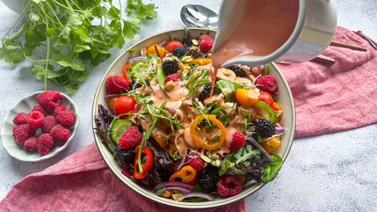 Sommerens grillmat smaker aller best med en frisk og god salat. En smakfull bringebærdressing vil garantert falle i smak på varme dager.