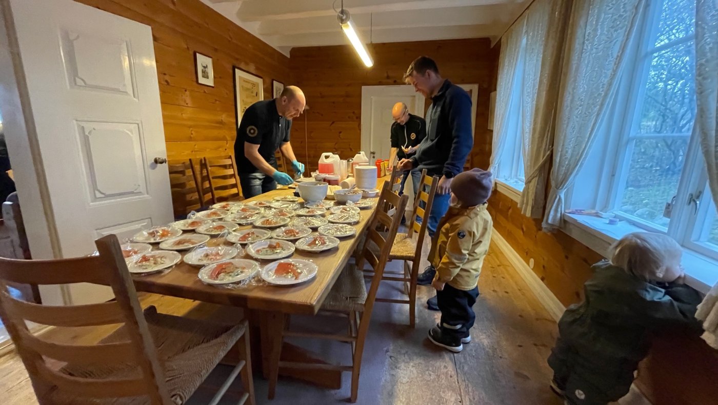 Gravlaks og julemat for jenter 27-11-25