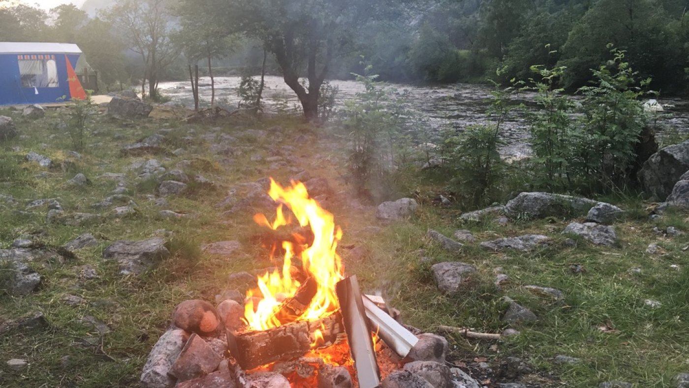 Vi lærer å lage bål med grilling etterpå 04-09-25